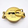 Bussola tipo americano con contenitore dorato, ghiera scorrevole, mirino con lente di ingrandimento, disco magnetico immerso in fluido.