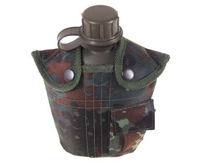 Borraccia in plastica da 1 lt con contenitore flecktarn