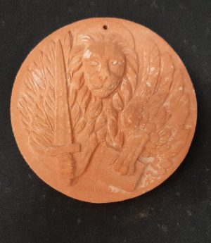 Stemma Leone di San Marco Moeca spada in terra cotta