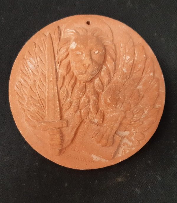Stemma Leone di San Marco Moeca spada in terra cotta