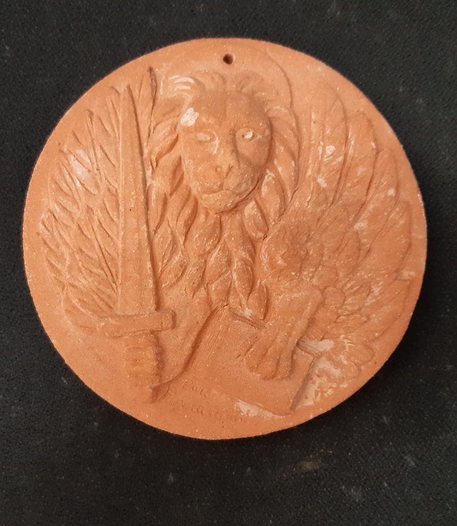 Stemma Leone di San Marco Moeca spada in terra cotta