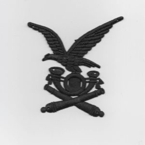 Fregio in plastica artiglieria per cappello da alpino