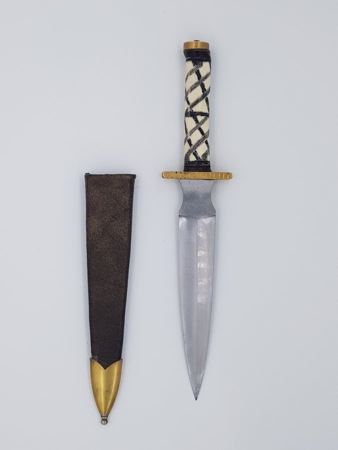 Stiletto artigianale DP in acciaio 440 da affilare