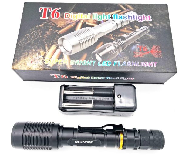 Torcia a  led in alluminio ad alta luminosità, ricaricabile Pulsante acceso/spento posteriore Zoom regolabile Carica batterie in dotazione Dimensioni 20x3,5 cm Peso 200 grammi circa