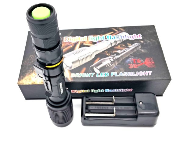 Torcia a  led in alluminio ad alta luminosità, ricaricabile Pulsante acceso/spento posteriore Zoom regolabile Carica batterie in dotazione Dimensioni 20x3,5 cm Peso 200 grammi circa