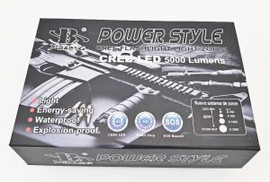 Torcia ricaricabile a led con zoom Torcia a led in alluminio ad alta luminosità, ricaricabile Pulsante acceso/spento posteriore Zoom regolabile Doppia intensità di luce, lampeggio Innesto arancione per luce emergenza In caso di emergenza può essere usata con 3 batterie AAA grazie al pratico adattatore in dotazione Carica batterie in dotazione, 220 V. + 12 V. per auto Dimensioni 14×3 cm Peso 200 grammi circa