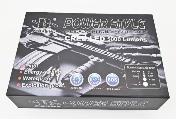 Torcia a led in alluminio ad alta luminosità, ricaricabile Pulsante acceso/spento posteriore Zoom regolabile Doppia intensità di luce, lampeggio Innesto arancione per luce emergenza In caso di emergenza può essere usata con 3 batterie AAA grazie al pratico adattatore in dotazione Carica batterie in dotazione, 220 V. + 12 V. per auto Dimensioni 14×3 cm Peso 200 grammi circa